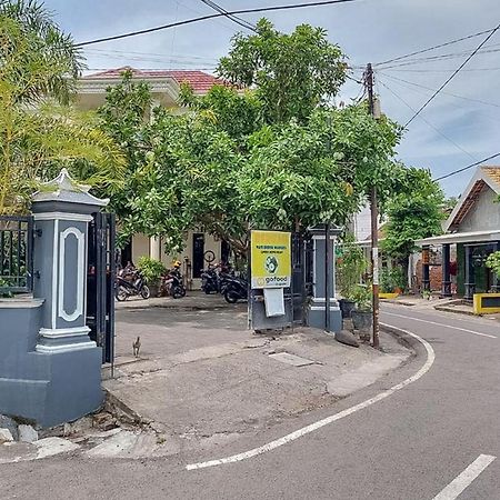 Icha Homestay Near Terminal Purabaya Мадиун Екстериор снимка