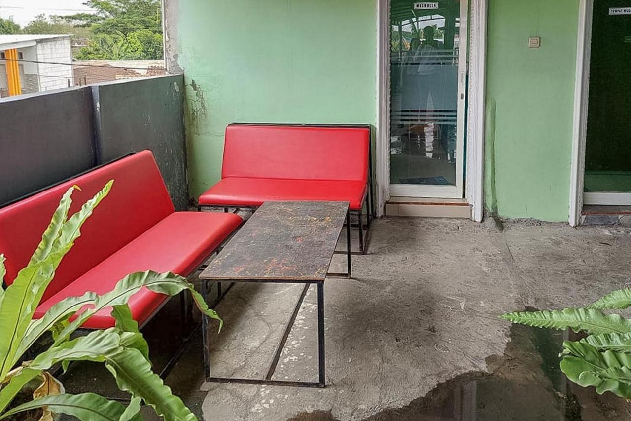 Icha Homestay Near Terminal Purabaya Мадиун Екстериор снимка
